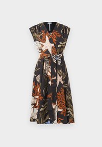 Robe portefeuille noire avec imprimé marin aux couleurs orange, beige et verte, comprenant des étoiles de mer et du corail, avec une taille ceinturée et des manches courtes.