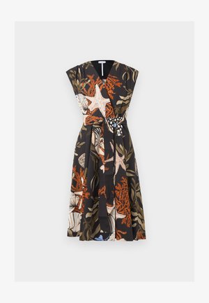 Robe portefeuille noire avec imprimé marin aux couleurs orange, beige et verte, comprenant des étoiles de mer et du corail, avec une taille ceinturée et des manches courtes.