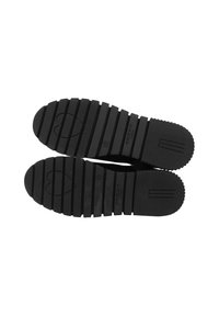 Sole in gomma nera con texture rigata e motivo a forma di cuore. Presenta brand e un design del battistrada distintivo per garantire aderenza.