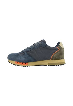 Sneaker blu scamosciato con accenti grigi, tacco beige, dettagli arancioni sulla suola intermedia e suola in gomma texturizzata. Caratterizzato da chiusura con lacci.