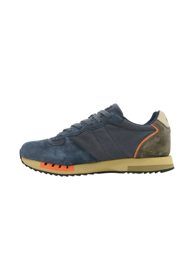 Sneaker blu scamosciato con accenti grigi, tacco beige, dettagli arancioni sulla suola intermedia e suola in gomma texturizzata. Caratterizzato da chiusura con lacci.