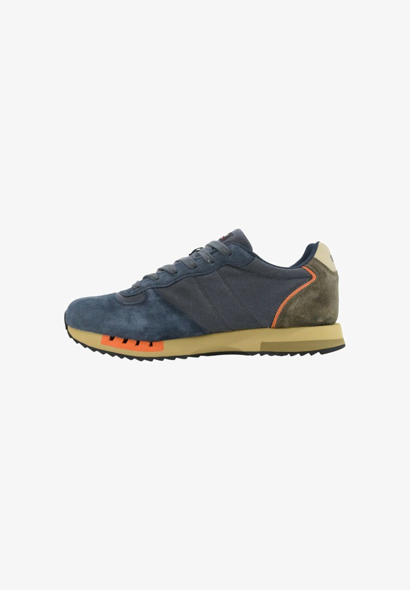 Sneaker blu scamosciato con accenti grigi, tacco beige, dettagli arancioni sulla suola intermedia e suola in gomma texturizzata. Caratterizzato da chiusura con lacci.