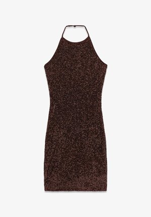 Vestito marrone con scollo all'americana e silhouette aderente, caratterizzato da un tessuto testurizzato e scintillante con una finitura liscia.