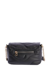 Bolso de mano de cuero negro con un diseño texturizado y ondulado. Presenta un bolsillo con cremallera en la parte delantera, herrajes en tono dorado y una correa de cadena. Forma rectangular.