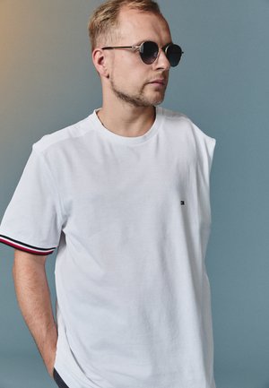 GLOBAL STRIPE CUFF TEE - T-shirt - bas - white