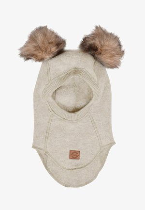 Grauer Woll-Haudi für Haustiere mit zwei braunen Kunstfell-Pompons oben, einem runden Halsausschnitt und einem Logo-Patch an der Seite.