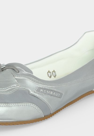 Γκρι casual παπούτσι slip-on με υφασμάτινη υφή και δερμάτινες λεπτομέρειες, λαστιχένια σόλα και ετικέτα της μάρκας Rombaut στο πλάι.