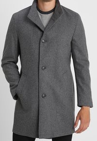 Abrigo de lana gris con cuello de solapa, cinco botones, bolsillos laterales y una textura suave, adecuado para el clima más fresco.