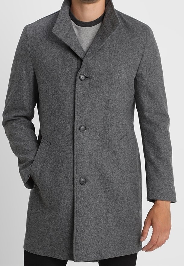 Abrigo de lana gris con cuello de solapa, cinco botones, bolsillos laterales y una textura suave, adecuado para el clima más fresco.