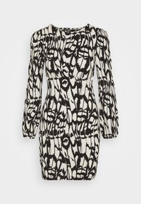 Robe à motif noir et blanc avec de longues manches bouffantes, un corsage ajusté et un design en tissu texturé. Encolure ronde et coupe au genou.