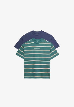 To T-shirts med korte ærmer og rund halsudskæring, den ene grøn med hvide og pink striber og teksten "GOOD VIBES", den anden ensfarvet mørkeblå bagved.