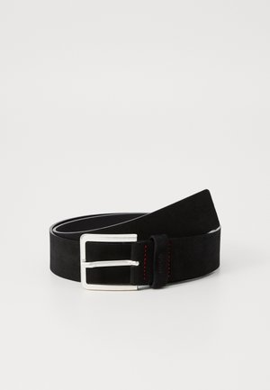 Zwarte suède riem, rechthoekige zilveren metalen gesp met een pin, met rode stiksels op de leren lus en een gladde afwerking.
