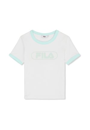 T-shirt blanc à manches courtes avec un bord bleu clair sur le col et les extrémités des manches, arborant un logo FILA bleu pâle centré sur le devant.