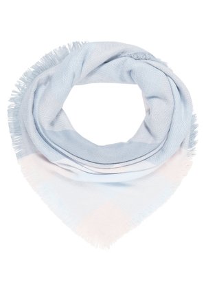 Bufanda tejida de color azul claro y blanco, suave, con bordes desflecados, doblada en un lazo triangular suelto.