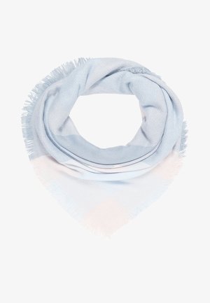 Écharpe tissée douce de couleur bleu clair et blanc avec des bords frangés, pliée en une boucle triangulaire lâche.