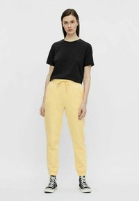 Pieces PCCHILLI PANTS - Träningsbyxor - pale banana