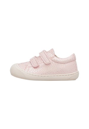 Scarpa per bambini sintetica rosa con una tomaia testurizzata, dotata di due cinturini in Velcro e una suola in gomma bianca. Design a punta arrotondata.