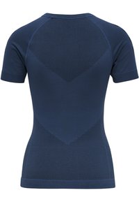 T-shirt de sport bleu marine avec un motif en chevron texturé au dos, manches courtes et coupe ajustée. Tissu lisse et extensible.