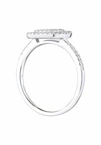 Anello d'argento con una pietra rettangolare incastonata a pavé nella parte superiore e una sottile fascia liscia accentuata con pietre più piccole lungo un lato.