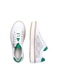 Baskets blanches perforées avec des accents verts, semelle en caoutchouc, design à lacets et détails texturés sur les côtés et le talon.