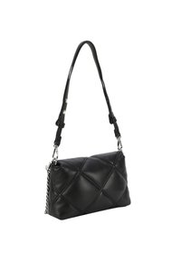 Črna prešita usnjena torbica z ročajem, okrašenim s povezavami, ki ima pravokotni obliko in gladko teksturo. Vključena je kovinska oprema v srebrni barvi.