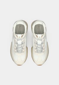 Λευκά αθλητικά παπούτσια με υφή από δέρμα και δίχτυ, γκρι κορδόνια και λαστιχένια σόλα. Διαθέτουν λογότυπο στη γλώσσα και διακριτικό σχεδιασμό.
