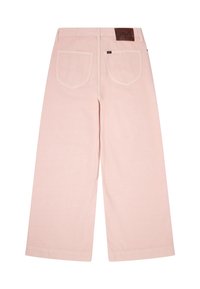 Φαρδιά ροζ παντελόνια με δύο πίσω τσέπες και καφέ δερμάτινη ετικέτα της μάρκας Lee στη μέση.