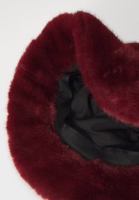 Burgunderfarget faux fur-krage med en myk, fluffy tekstur; svart innervatter og elastisk bånd i bunnen for sikker passform.