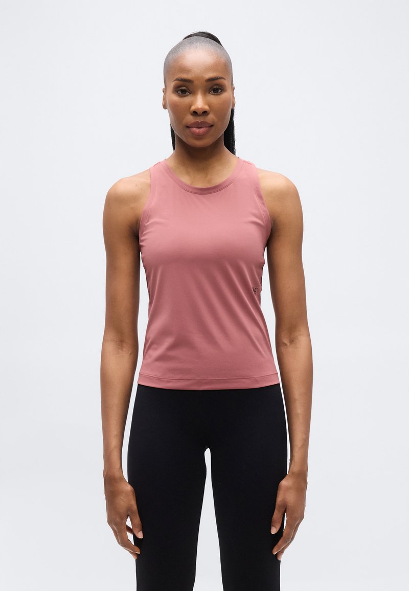 Ροζ αμάνικο αθλητικό τοπ από απαλό, ελαφρύ ύφασμα με στρογγυλή λαιμόκοψη, εφαρμοστή σχεδίαση και ελάχιστο λογότυπο στο τελείωμα.