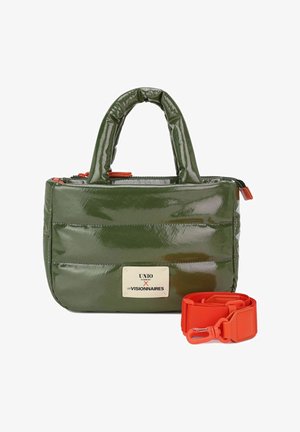 Groene glanzende handtas met gewatteerd ontwerp, voorzien van twee korte handvatten en een afneembare oranje riem. Inclusief metalen logohangertje.