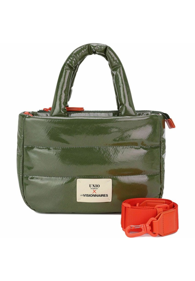 Bolso verde brillante con diseño acolchado, con dos asas cortas y una correa naranja desmontable. Incluye una etiqueta de metal con el logo.