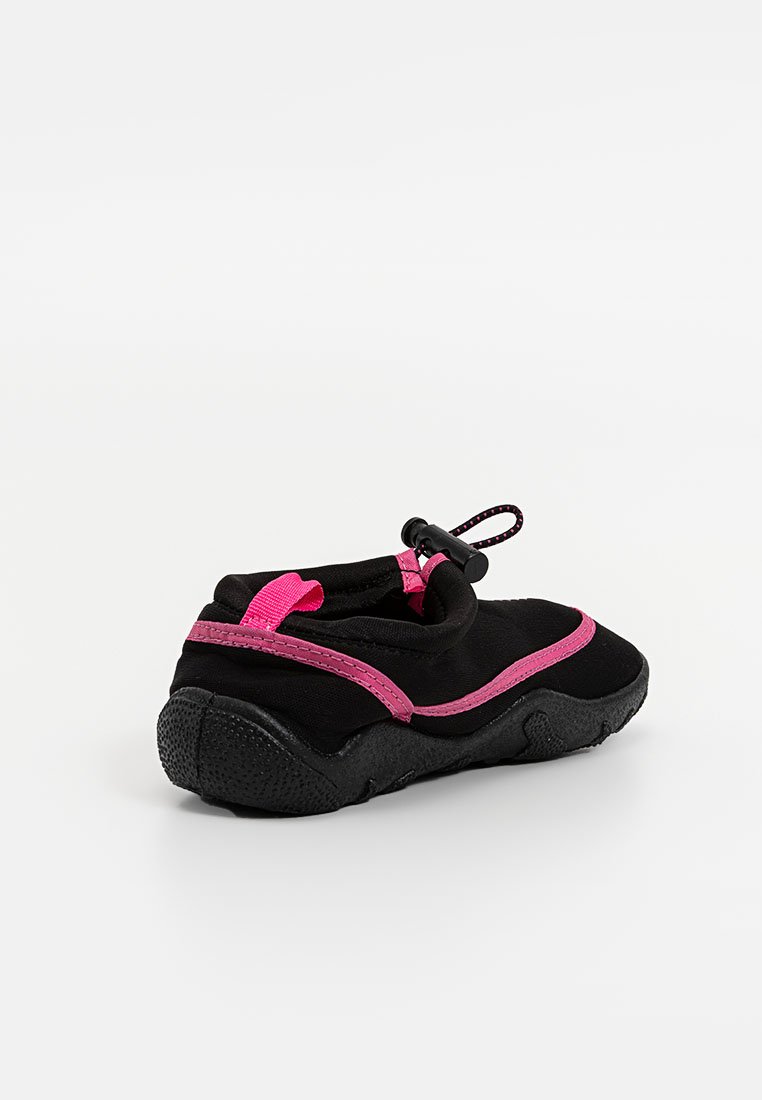 Czarne buty wodne z różowymi akcentami, teksturowana gumowa podeszwa, elastyczny zamek dla dopasowania oraz elegancki, minimalistyczny design.