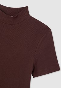 T-shirt a coste di un intenso bordeaux, con colletto alto e maniche corte, caratterizzato da una texture liscia e un design aderente.