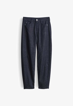 Donkere spijkerbroek met een rechte pijp, voorzakken en een knoopsluiting. Gladde textuur met subtiele stikseldetails.