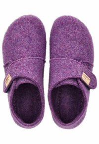 Fioletowe filcowe kapcie z zaokrąglonym noskiem, rzepem i małą metką z boku. Miękka tekstura i prosty design.