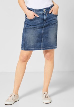 Donkerblauwe denim rok tot op de knie, met twee voorzakken, een sluiting met twee knopen en gestikte details langs de naden.