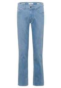 Jeans rectos de color azul claro para hombre con bolsillos delanteros, trabillas para el cinturón y cierre de botón, exhibidos sobre un fondo blanco.