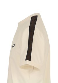 Crèmekleurig T-shirt met korte mouwen en een ronde halslijn. Heeft een donker patroon aan de zijkant en een klein logo op de borst. Gemaakt van zacht katoen.