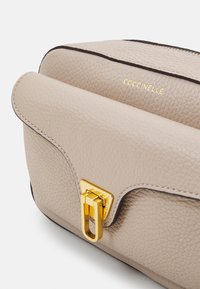 Coccinelle BEAT SOFT - Borsa a tracolla - powder pink
