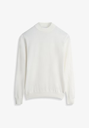 Suéter blanco ligero con cuello alto, mangas largas y puños y dobladillo acanalados. Textura suave, diseño simple sin patrones ni acentos.