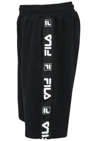 Mustat urheilushortsit, jotka on valmistettu pehmeästä kankaasta. Niissä on joustava vyötärönauha, sivutaskut ja valkoinen FILA-logo vasemmalla puolella.