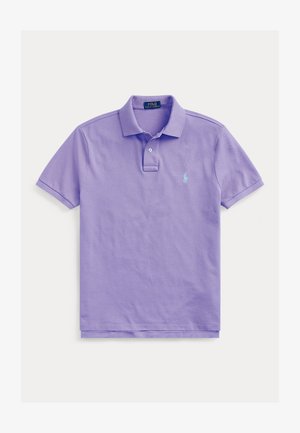 Lilla polo skjorte med en myk tekstur, korte ermer, en to-knaps placket, og en liten brodert logo på venstre bryst.