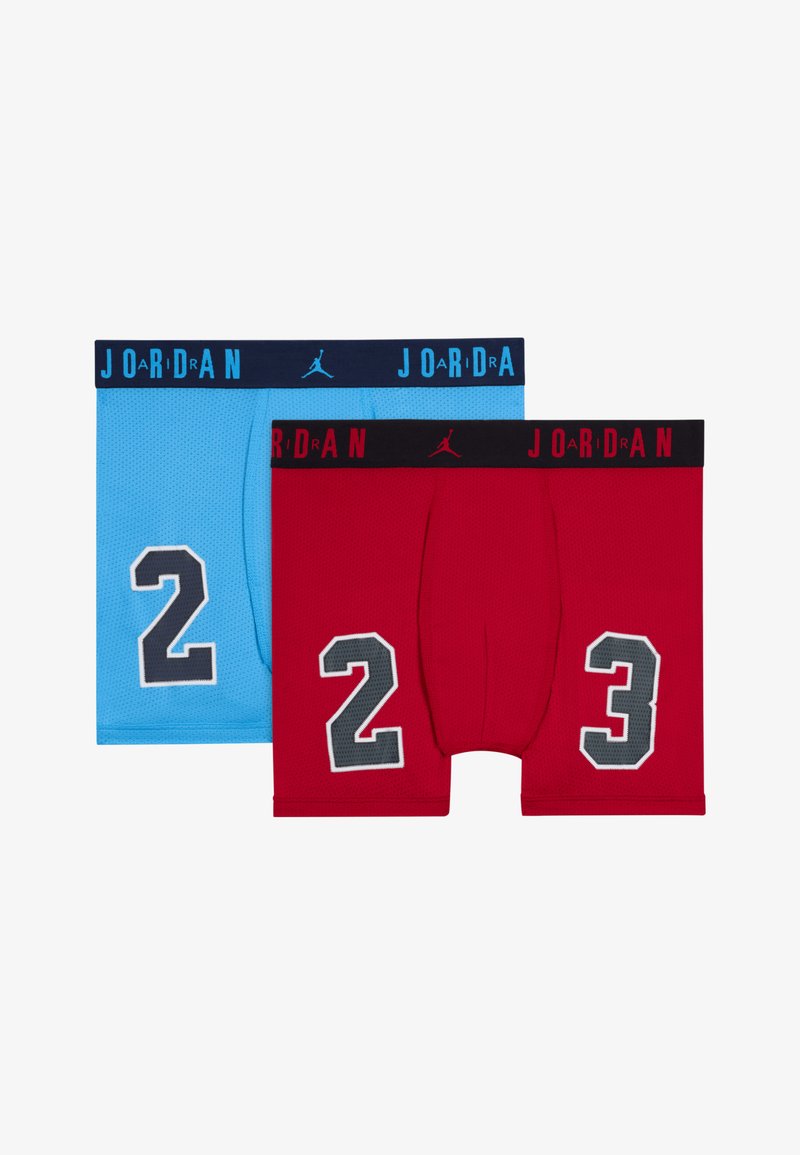 Pantalones cortos deportivos en azul y rojo con textura de malla, que cuentan con cinturillas elásticas negras contrastantes y los números 2 y 3 en gris en la parte frontal.