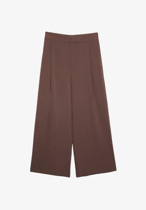 Hnedé nohavice so širokými nohavicami a hladkou textúrou, s vysokým pásom a prednými skladmi. Tkanina je ľahká a voľne sa pohybuje.