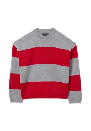 Jersey gris con rayas horizontales rojas, cuello redondo y puños acanalados. Textura de punto con un ajuste relajado. Etiqueta de la marca visible en el cuello.