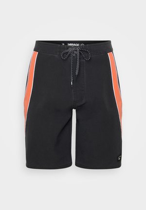 Șorturi de baie negre cu dungi laterale portocalii și albe, talie cu șnur și etichetă cu logo în partea dreaptă jos. Fabricate dintr-un material ușor.