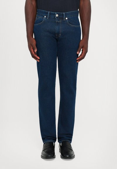 Donkerblauwe denim jeans met een rechte pasvorm, vijf zakken, een sluiting met een knoop aan de voorkant en contrasterende stiksels. Gladde textuur, minimale details.