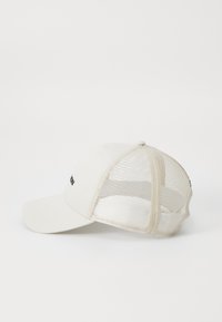 Beige baseball cap med solid frontpanel, mesh bakparti og buet visir. Inkluderer svart tekst langs fronten. Justerbar passform.