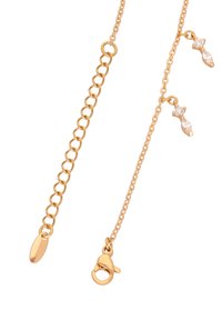 Guld-tonet halskæde med en delikat kæde med ovale led, en krabbe-lås og to hængende accenter med klare ædelsten.