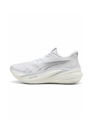 Weißer Sportschuh mit dicker, gebogener Sohle und seitlichem Logo, entworfen zum Laufen oder für Sport, dargestellt von der Außenseite auf weißem Hintergrund.